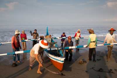 Fischerboot am Strand von Padang