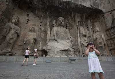 Longmen-Grotten mit Buddha-Statuen
