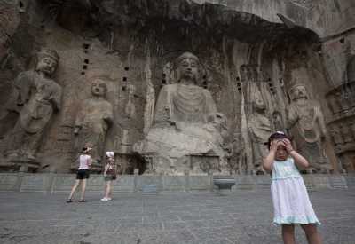 Longmen-Grotten mit Buddha-Statuen Longmen-Grotten mit Buddha-Statuen