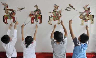 Schüler einer Grundschule in Shenyang üben sich im Schattenspiel
