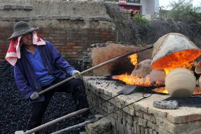 Herstellung traditioneller Töpferware in Weinan/ China