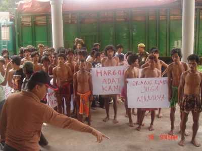 Demonstration der Orang Rimba vor der Forstverwaltung